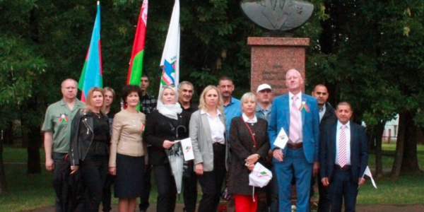 Возложение цветов к памятнику Герою Советского союза Аслану Фархад-оглы Везирову