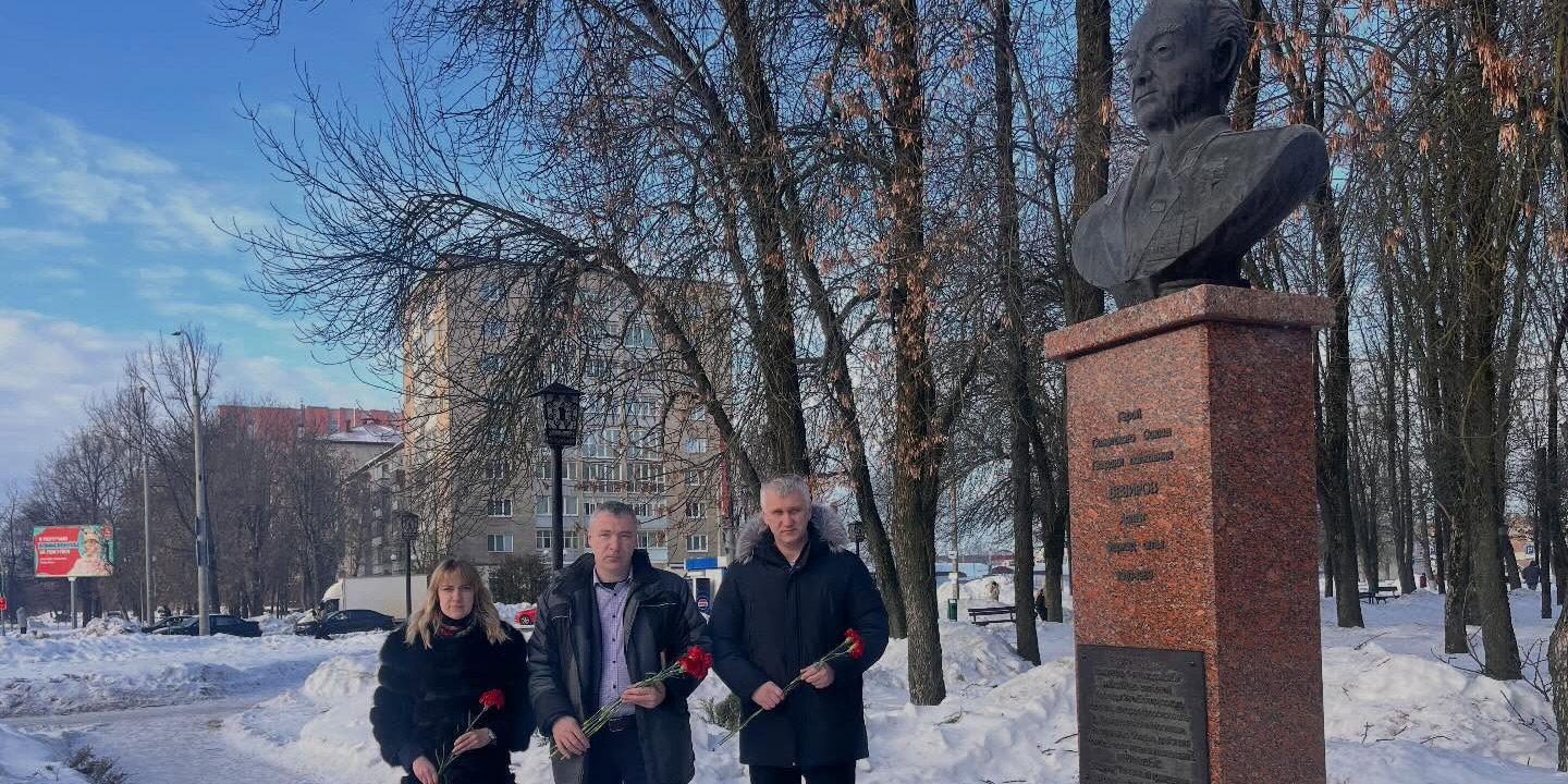 Сегодня мы возложили цветы к памятнику Аслан Фархад оглы Везирова