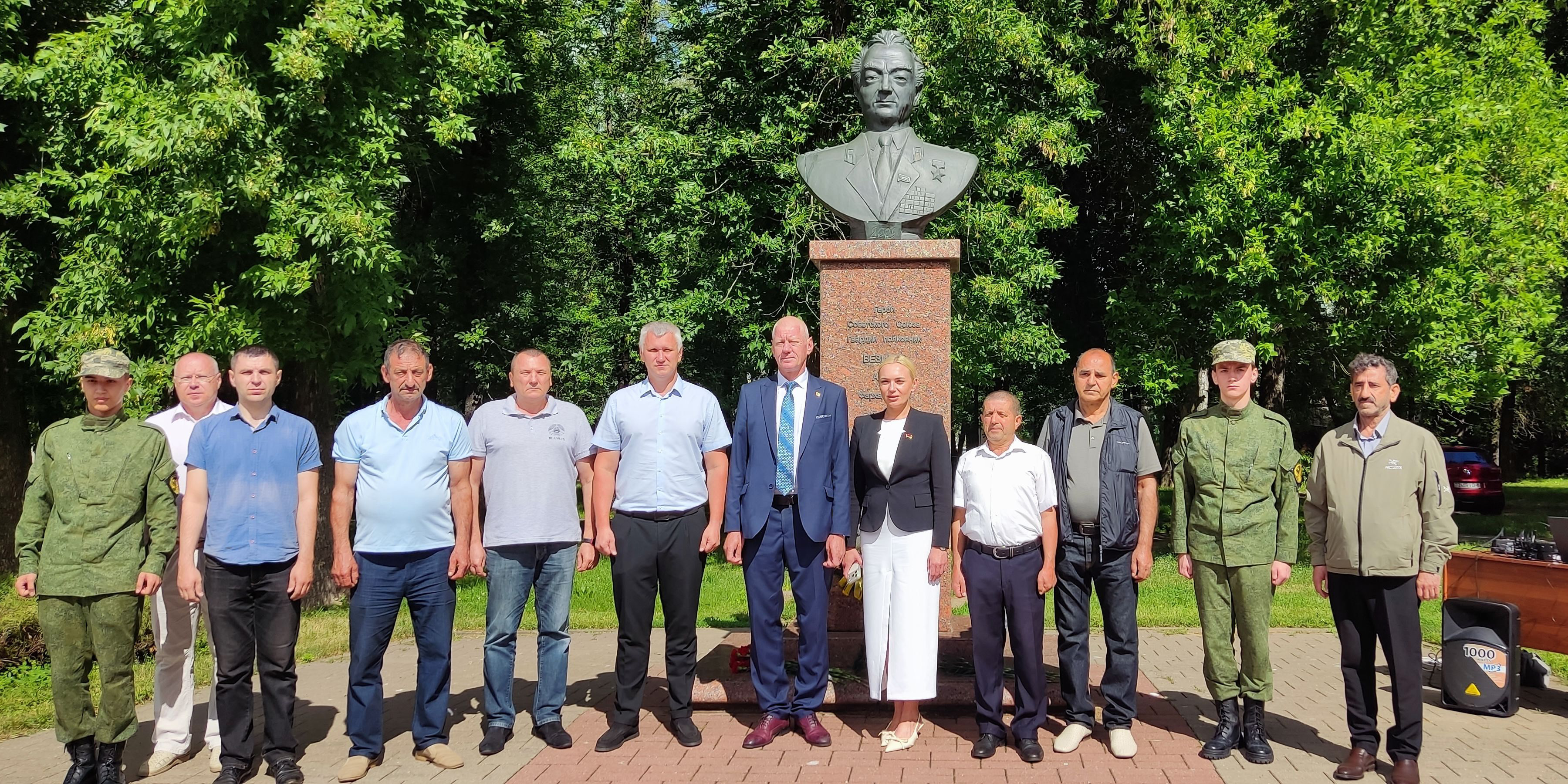 Торжественное возложение цветов к памятнику Аслану Фархад оглы Везирову